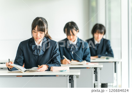 学校の教室で真剣に授業を受ける制服姿の小学生・中学生・高校生・女子高生（友達） 120884024