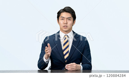 カメラ目線でスピーチする男性ビジネスパーソン カメラ目線でスピーチする男性ビジネスパーソン 120884284