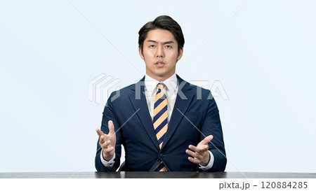 カメラ目線でスピーチする男性ビジネスパーソン カメラ目線でスピーチする男性ビジネスパーソン 120884285