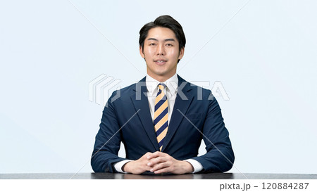 ニュースを読み上げる男性アナウンサー ニュースを読み上げる男性アナウンサー 120884287