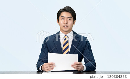 ニュースを読み上げる男性アナウンサー ニュースを読み上げる男性アナウンサー 120884288