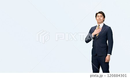 胸に手を当てる男性ビジネスパーソン 120884301