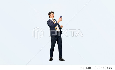 スマホを使いながらダンスする男性ビジネスパーソンの全身写真 スマホを使いながらダンスする男性ビジネスパーソンの全身写真 120884355