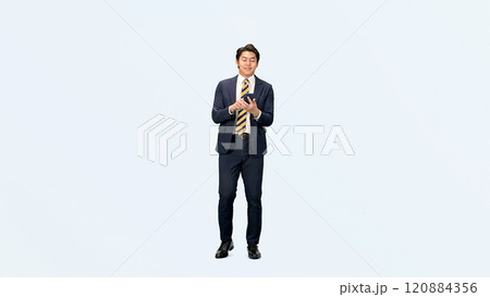 スマホを使う男性ビジネスパーソンの全身写真 120884356