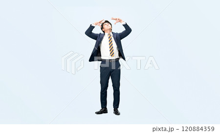 がっかりしてダンスする男性ビジネスパーソンの全身写真 120884359