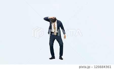 がっかりする男性ビジネスパーソンの全身写真 120884361