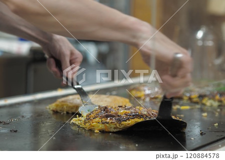 広島風お好み焼きを作っている様子(専門店) 広島風お好み焼きを作っている様子(専門店) 120884578