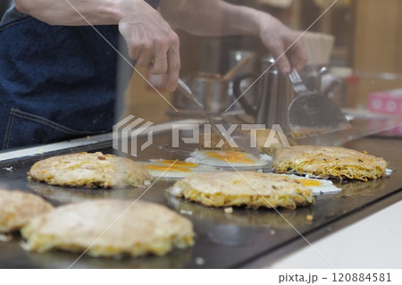 広島風お好み焼きを作っている様子（専門店） 120884581