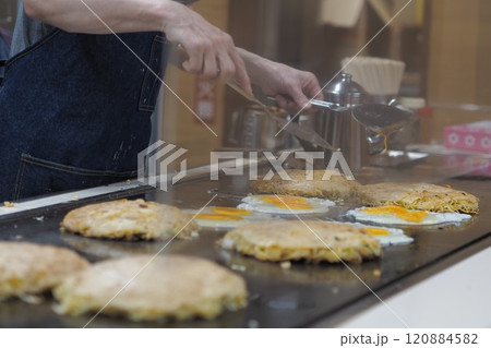 広島風お好み焼きを作っている様子(専門店) 広島風お好み焼きを作っている様子(専門店) 120884582