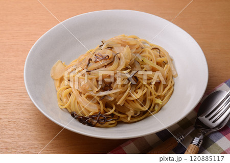 玉ねぎと塩昆布の和風パスタ 120885117