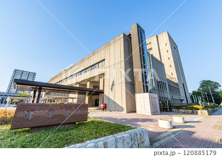 三重県津市　快晴の津市役所 120885179