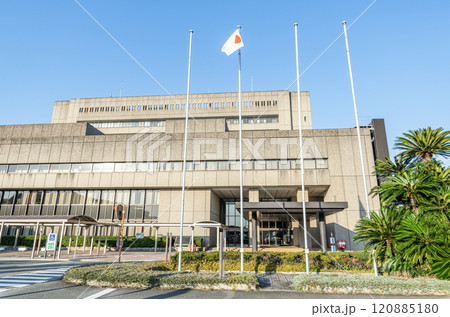 三重県津市　快晴の津市役所 120885180