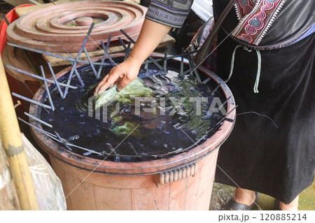 モン族の伝統文化藍染め モン族の伝統文化藍染め 120885214