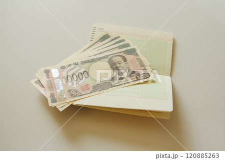 一万円札と預金通帳 120885263