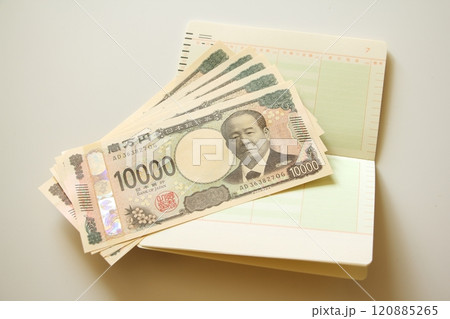一万円札と預金通帳 120885265