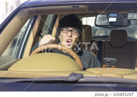 イライラする運転手（イメージ） 120885287