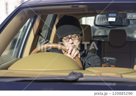 居眠り運転する男性(イメージ) 居眠り運転する男性(イメージ) 120885290