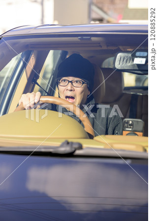 運転中に驚く男性（イメージ） 120885292