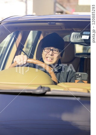イライラする運転手(イメージ) イライラする運転手(イメージ) 120885293