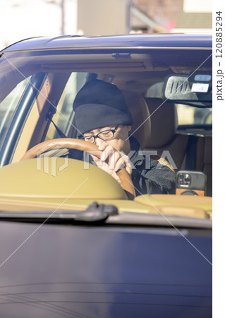 居眠り運転する男性（イメージ） 120885294