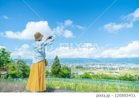 綺麗な景色をスマホで撮影する女性　旅行する女性 120885451