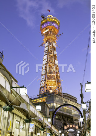 大阪の人気観光地　通天閣がキレイに見える商店街　通天閣本通商店会 120885453