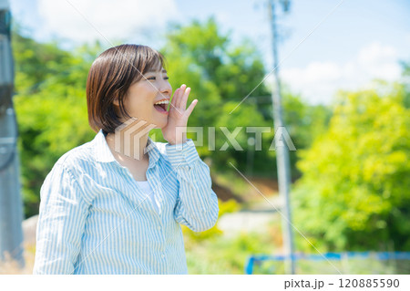 旅行中の女性　風景を見る女性 120885590