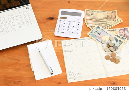 家計簿と紙幣と電卓 お金の管理とやりくり 家計簿と紙幣と電卓 お金の管理とやりくり 120885938