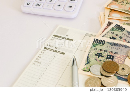 家計簿と紙幣と電卓 お金の管理とやりくり 家計簿と紙幣と電卓 お金の管理とやりくり 120885940