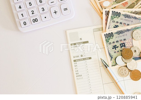 家計簿と紙幣と電卓　お金の管理とやりくり 120885941