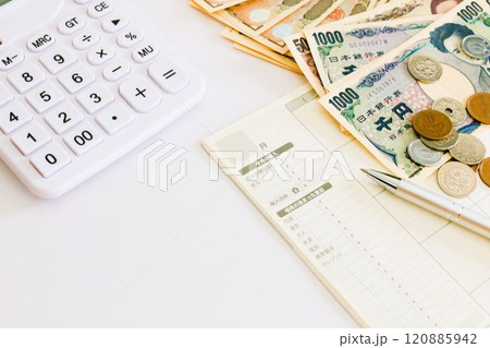 家計簿と紙幣と電卓　お金の管理とやりくり 120885942