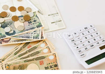 家計簿と紙幣と電卓 お金の管理とやりくり 家計簿と紙幣と電卓 お金の管理とやりくり 120885943