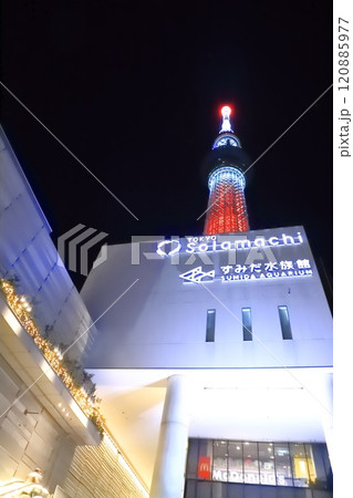 夜の東京スカイツリーとすみだ水族館　 120885977