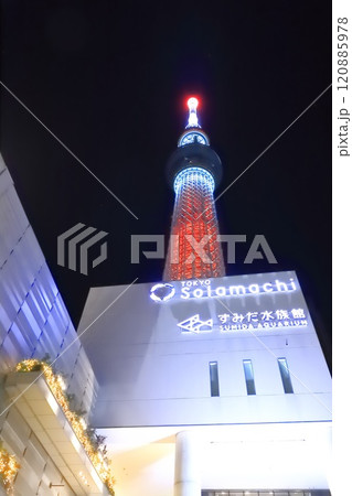 夜の東京スカイツリーとすみだ水族館 夜の東京スカイツリーとすみだ水族館 120885978