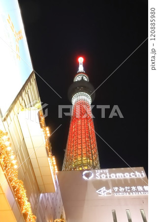 夜の東京スカイツリーとすみだ水族館 夜の東京スカイツリーとすみだ水族館 120885980