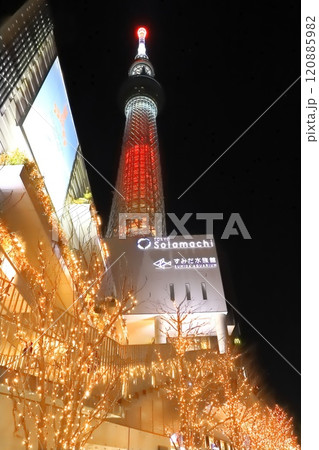 夜の東京スカイツリーとすみだ水族館　 120885982