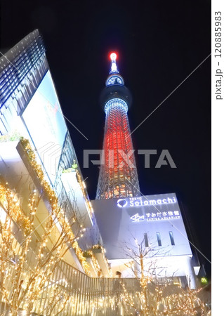 夜の東京スカイツリーとすみだ水族館　 120885983