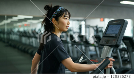 フィットネスジムでトレーニングする女性 フィットネスジムでトレーニングする女性 120886278