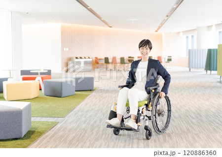 オフィスで車椅子に乗る若い女性 オフィスで車椅子に乗る若い女性 120886360
