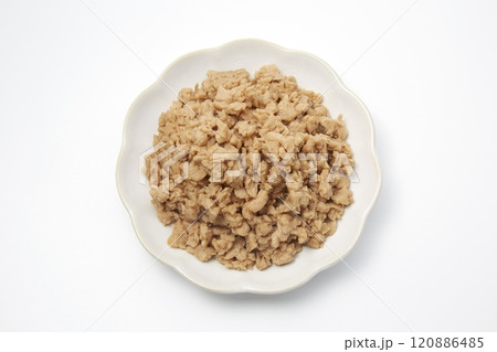 皿盛りされた大豆ミートが白背景に置かれた様 120886485