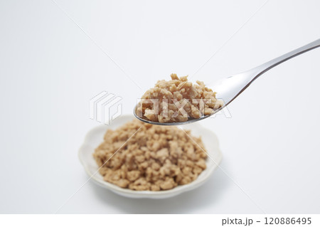 皿盛りされた大豆ミートが白背景に置かれた様 皿盛りされた大豆ミートが白背景に置かれた様 120886495