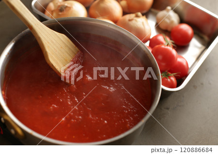 鍋で煮込む本格的なトマトソース作り 120886684