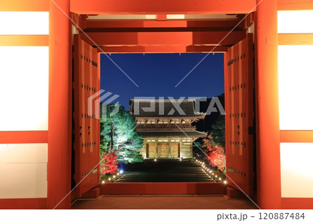 【京都府】仁和寺紅葉ライトアップ(中門と二王門) 【京都府】仁和寺紅葉ライトアップ(中門と二王門) 120887484