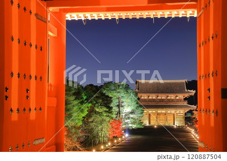 【京都府】仁和寺紅葉ライトアップ(中門と二王門) 【京都府】仁和寺紅葉ライトアップ(中門と二王門) 120887504