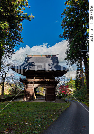 もみじ三山の文保寺の山門を抜けて先へ、11月21日、日本 もみじ三山の文保寺の山門を抜けて先へ、11月21日、日本 120887656