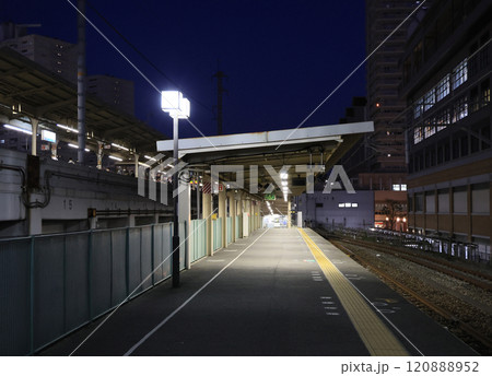 和田岬線兵庫駅の夜景 120888952
