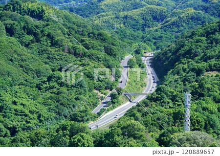 因島を横切る高速道路 120889657