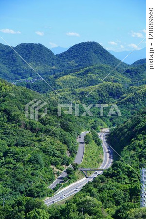 因島を横切る高速道路 120889660