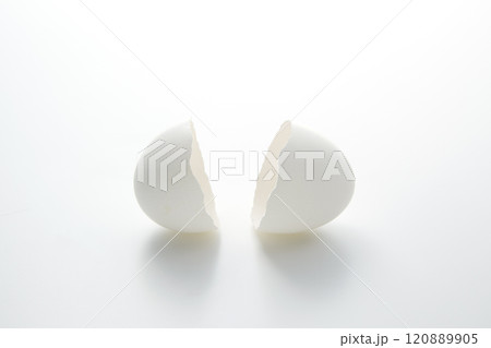 白い背景に置かれた鶏の卵の割れた殻 白い背景に置かれた鶏の卵の割れた殻 120889905