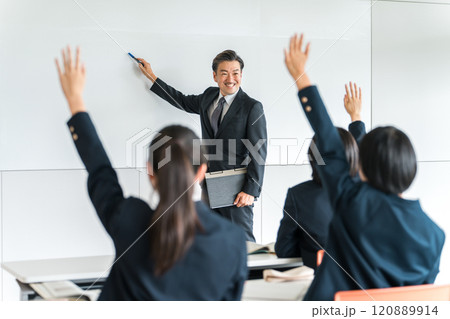 学校の授業・塾で先生・講師・教師から指導を受ける小学生・中学生・高校生・女子高生 学校の授業・塾で先生・講師・教師から指導を受ける小学生・中学生・高校生・女子高生 120889914